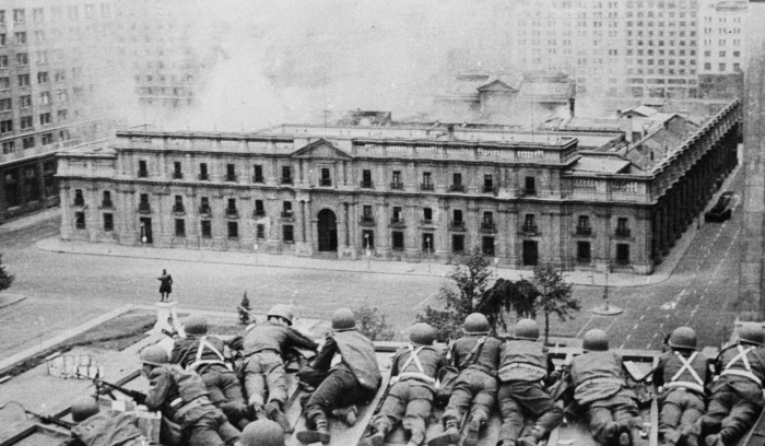 Το φλεγόμενο προεδρικό μέγαρο της Χιλής, κατά το πραξικόπημα της 11ης Σεπτεμβρίου 1973