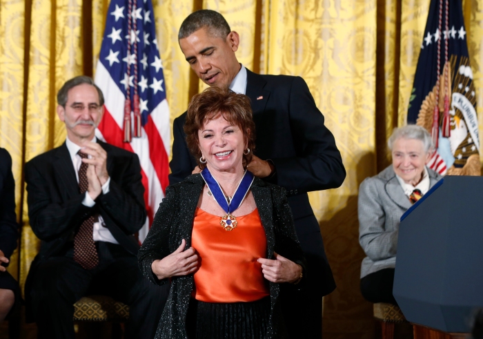 Ο Αμερικανός πρόεδρος Μπάρακ Ομπάμα της απονέμει το Προεδρικό Μετάλλιο της Ελευθερίας, την υψηλότερη τιμητική διάκριση του έθνους 
